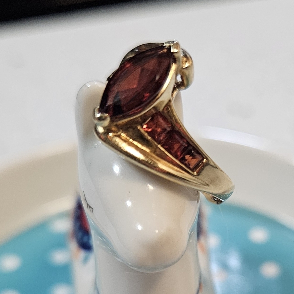 10k Gold and Garnet Ring Sz 5.5 - Picture 3 of 9